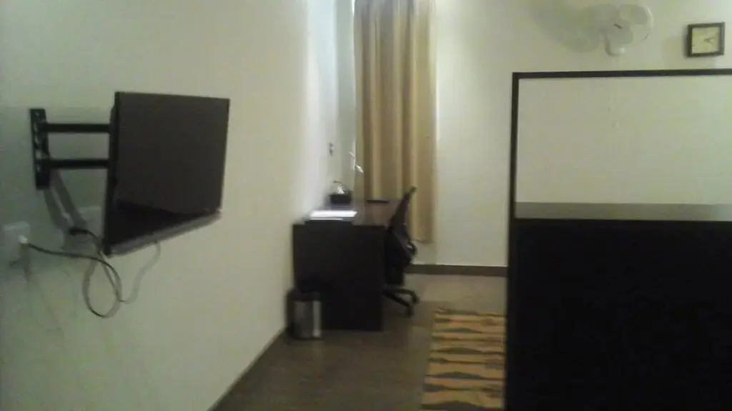 Шахджаханпур: Komachi Hotel