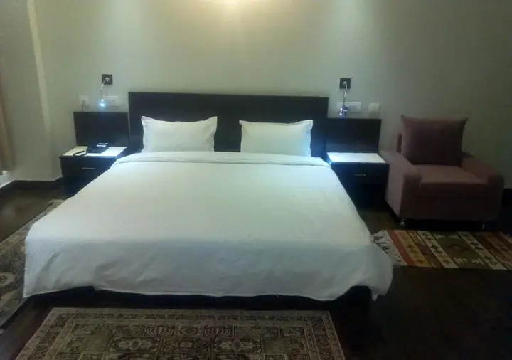 Шахджаханпур: Komachi Hotel
