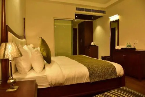 Наинитал: Season Hotel