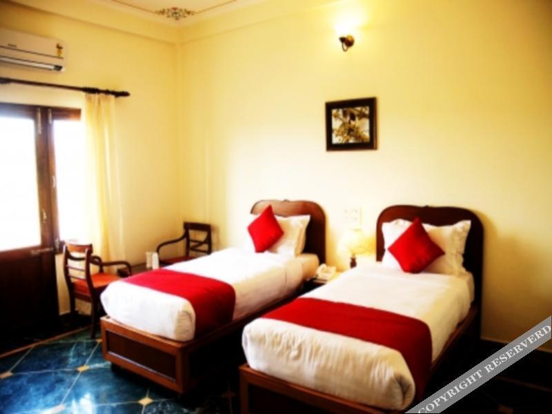 Фатехпур-Сикри: Hotel Surya Vilas Palace