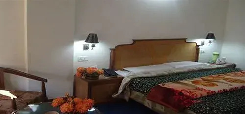 Катра: Hotel Varun
