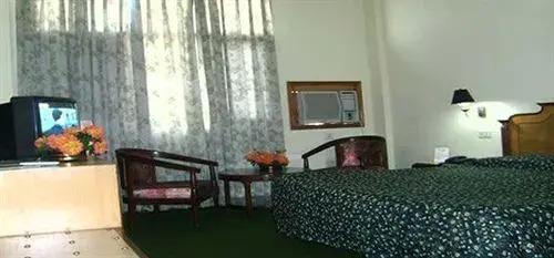 Катра: Hotel Varun