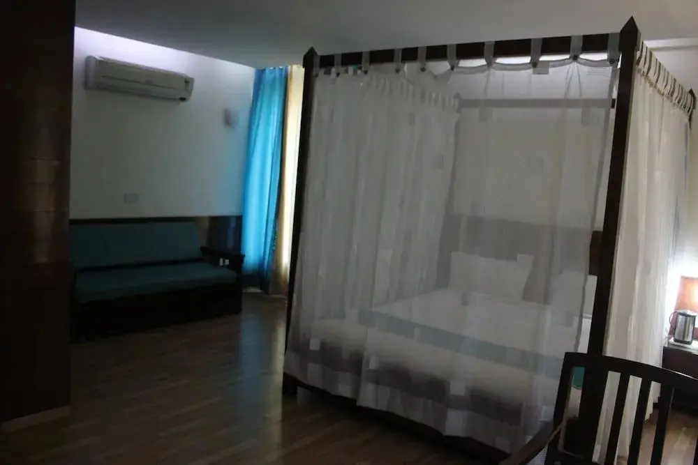 Бадди: Chandermukhi Resorts