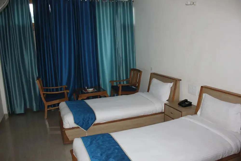 Бадди: Chandermukhi Resorts