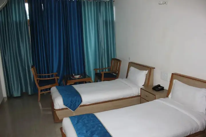 Бадди: Chandermukhi Resorts