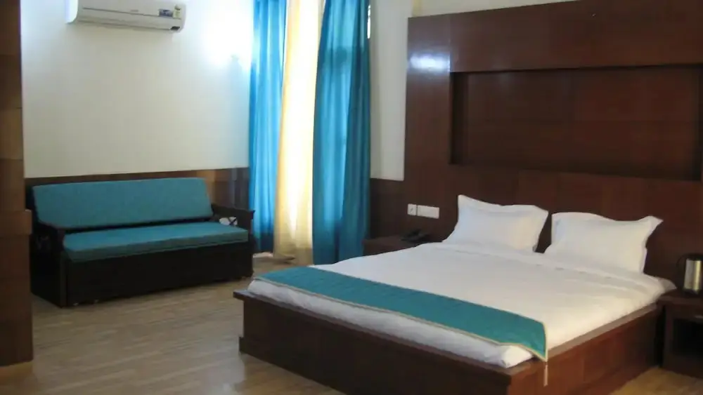 Бадди: Chandermukhi Resorts