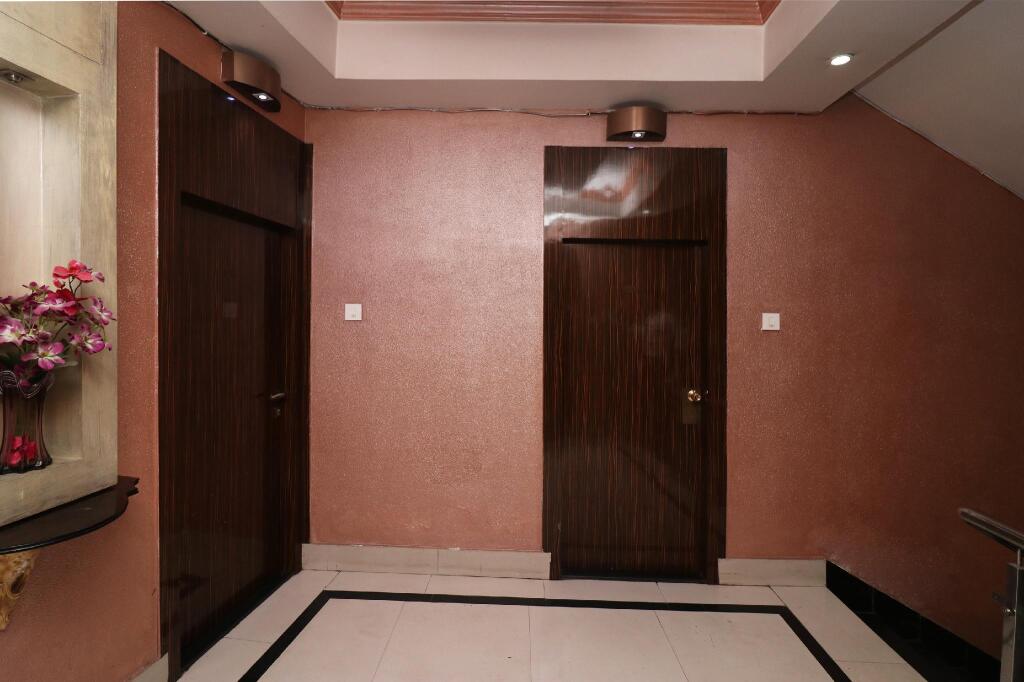 Колката: OYO 2426 Hotel Tirupati International