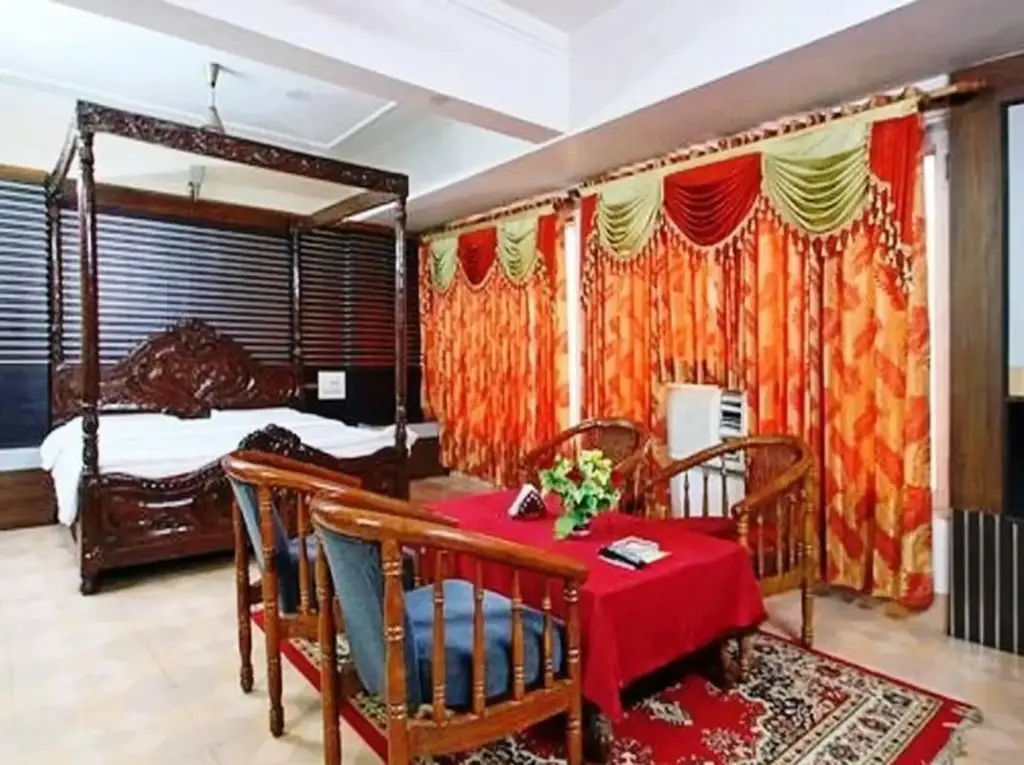Катра: Hotel Swastik