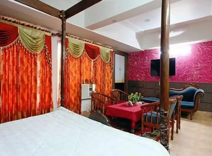 Катра: Hotel Swastik