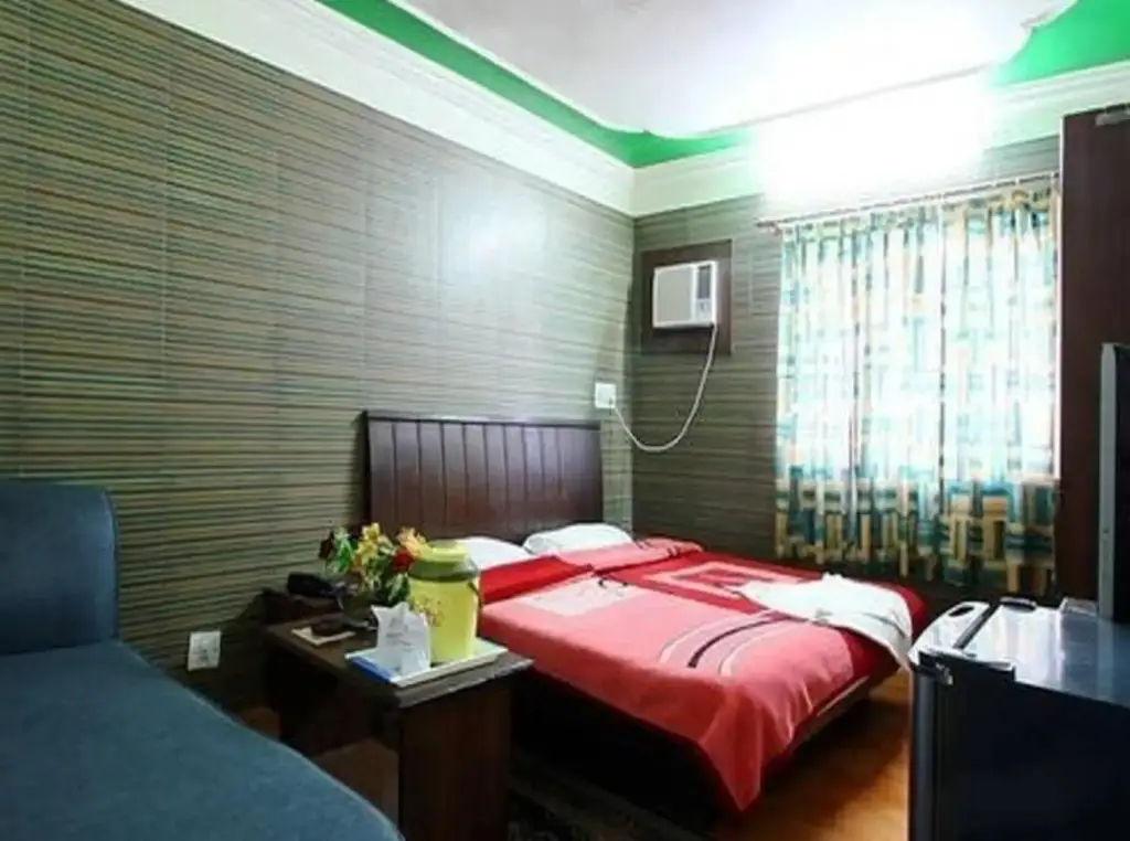 Катра: Hotel Swastik