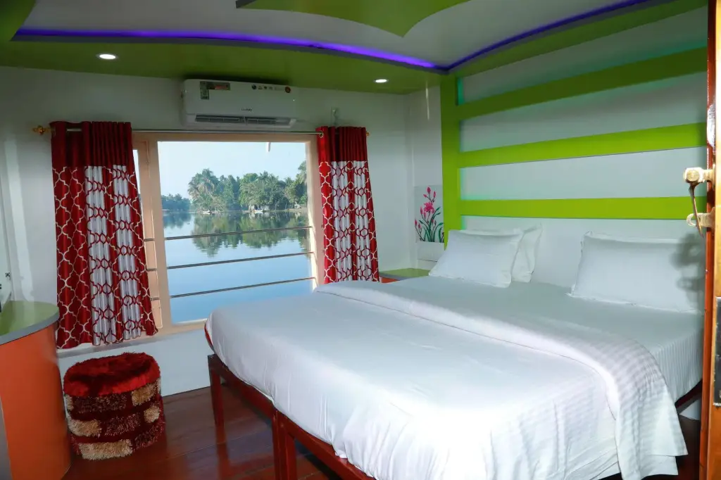 Аллеппи: Beachparadise  Daycruise houseboat