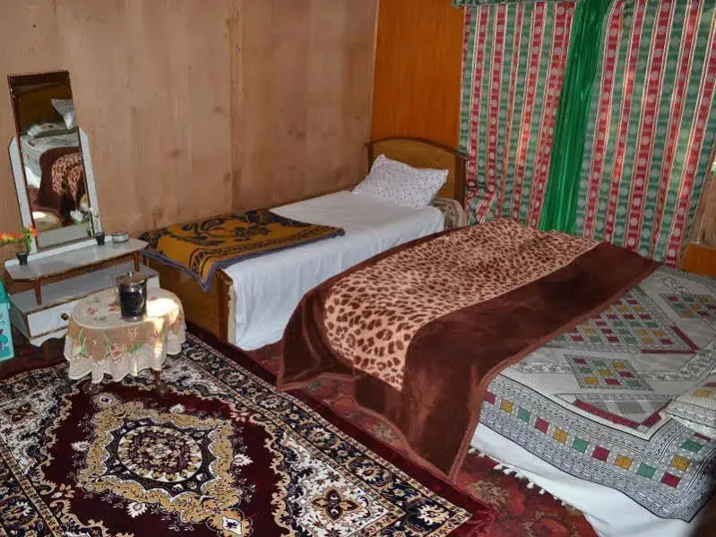 Шринагар: Houseboat Switzerland