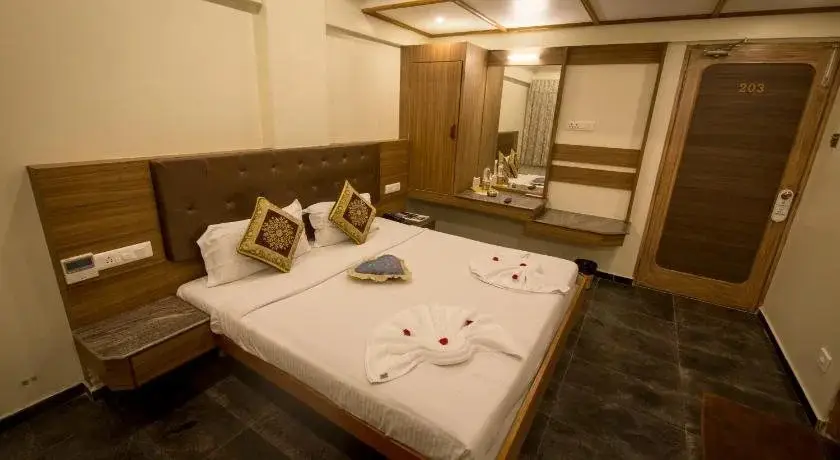 Маниячи: Sri Janakiram Hotels