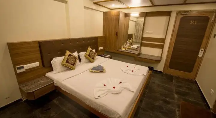Маниячи: Sri Janakiram Hotels