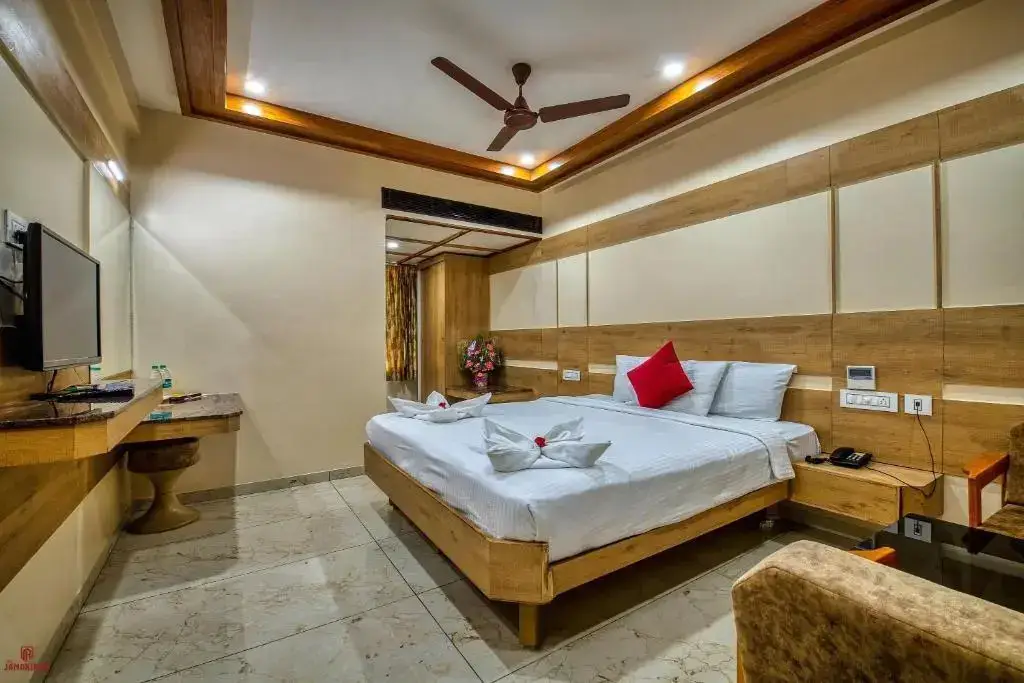 Маниячи: Sri Janakiram Hotels