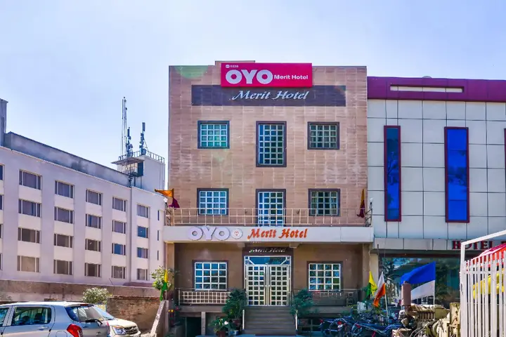 Агра: OYO 5539 Merit Hotel