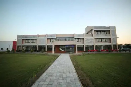 Гандхинагар: Malhaar Resorts