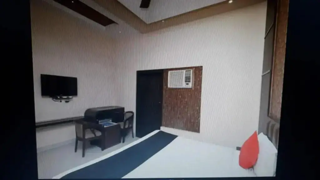 Райпур: Capital O 2354 Hotel Utsav Inn