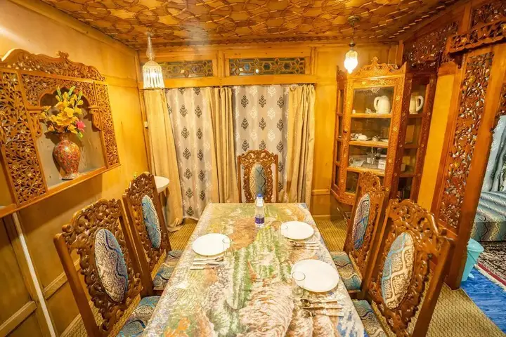 Шринагар: Houseboat Altaf and transportation