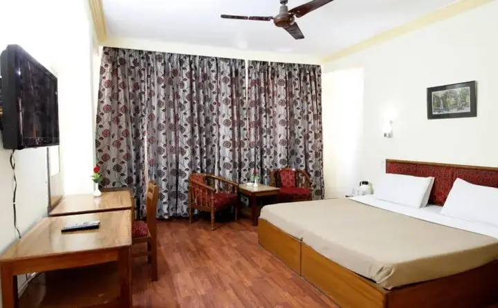 Катра: Vardaan Hotel