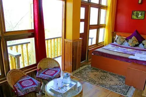 Пеллинг: The Red Mud Chalet