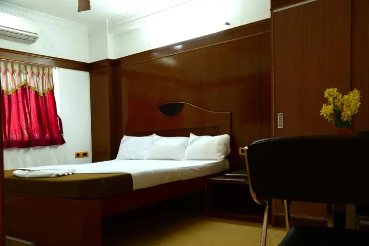 Eraniel: Tri Sea Hotel