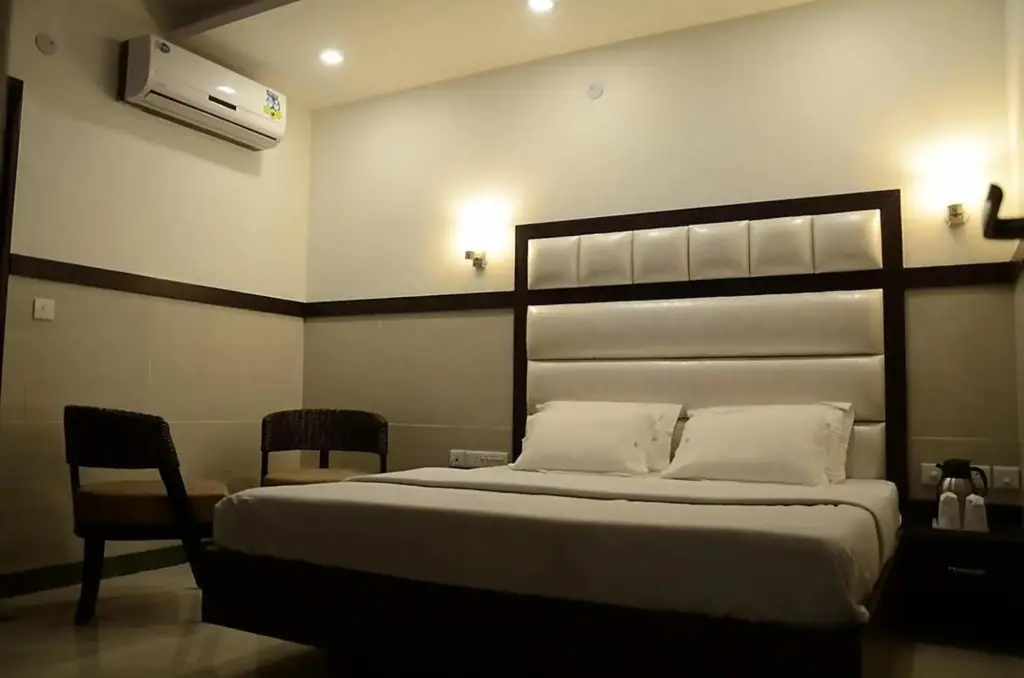 Катра: Satyam Hotel