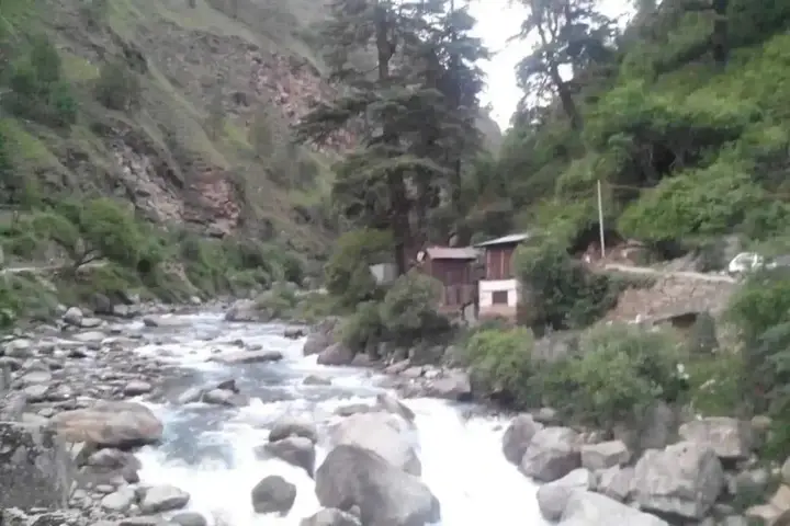 Гушайни: Tirthan Holidays Camp & Cottages