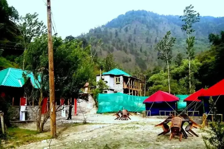 Гушайни: Tirthan Holidays Camp & Cottages