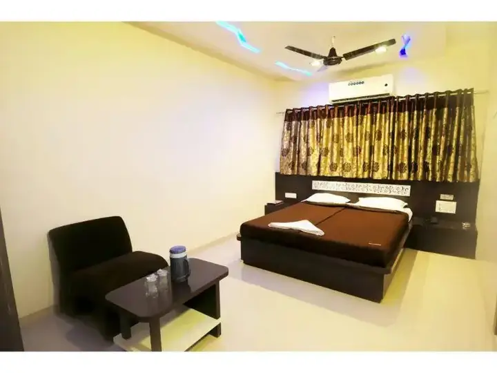Сурат: hotel skylawn surat