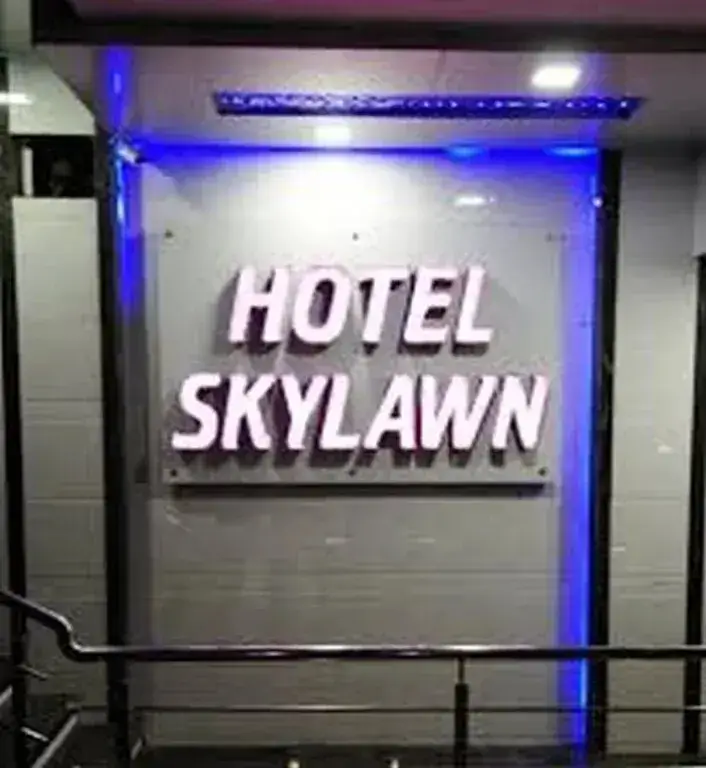 hotel skylawn surat — фото 1