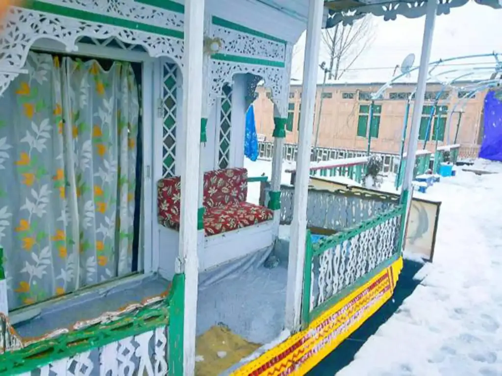 Шринагар: New Retreet Houseboat