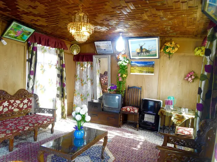 Шринагар: New Retreet Houseboat