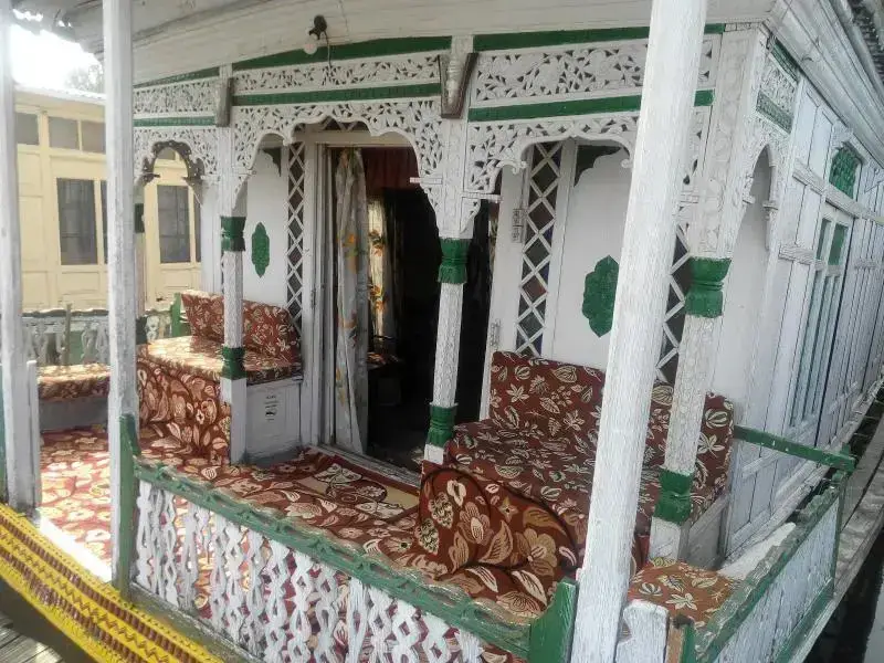 Шринагар: New Retreet Houseboat