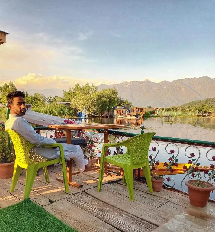 Шринагар: Houseboat Rajas Palace