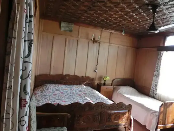Шринагар: Houseboat Rajas Palace
