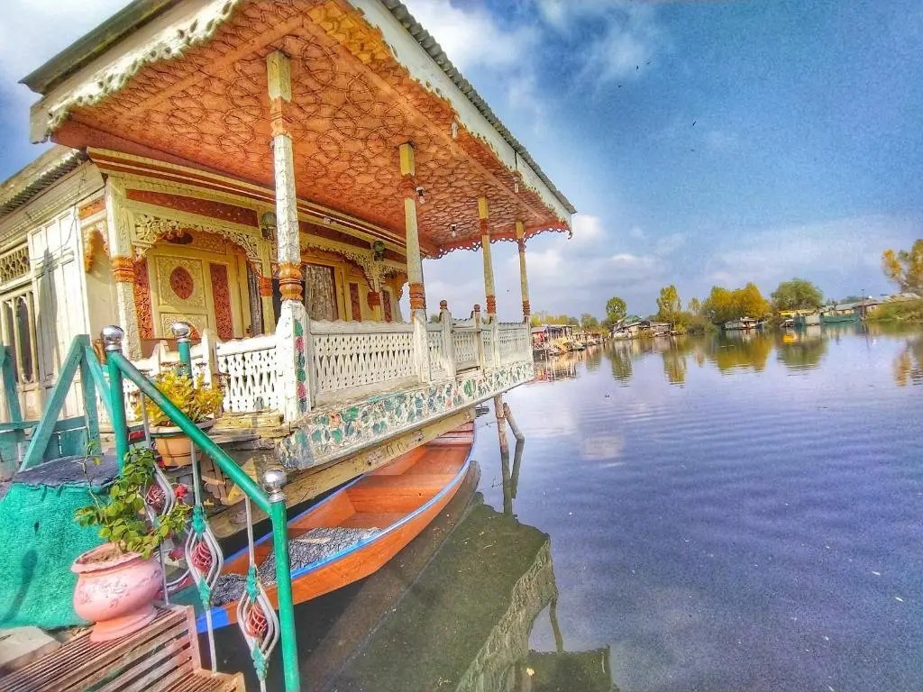 Шринагар: Houseboat Rajas Palace