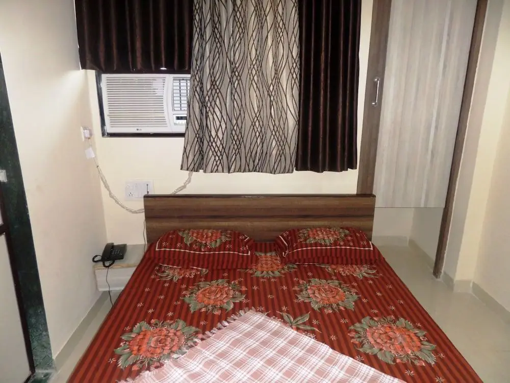 Тхане: Riya Raj Hotel