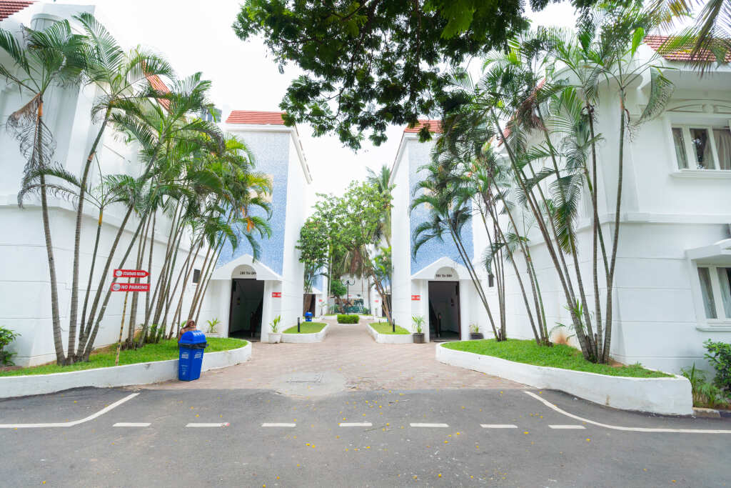 Shelter Beach Resort — фото 1