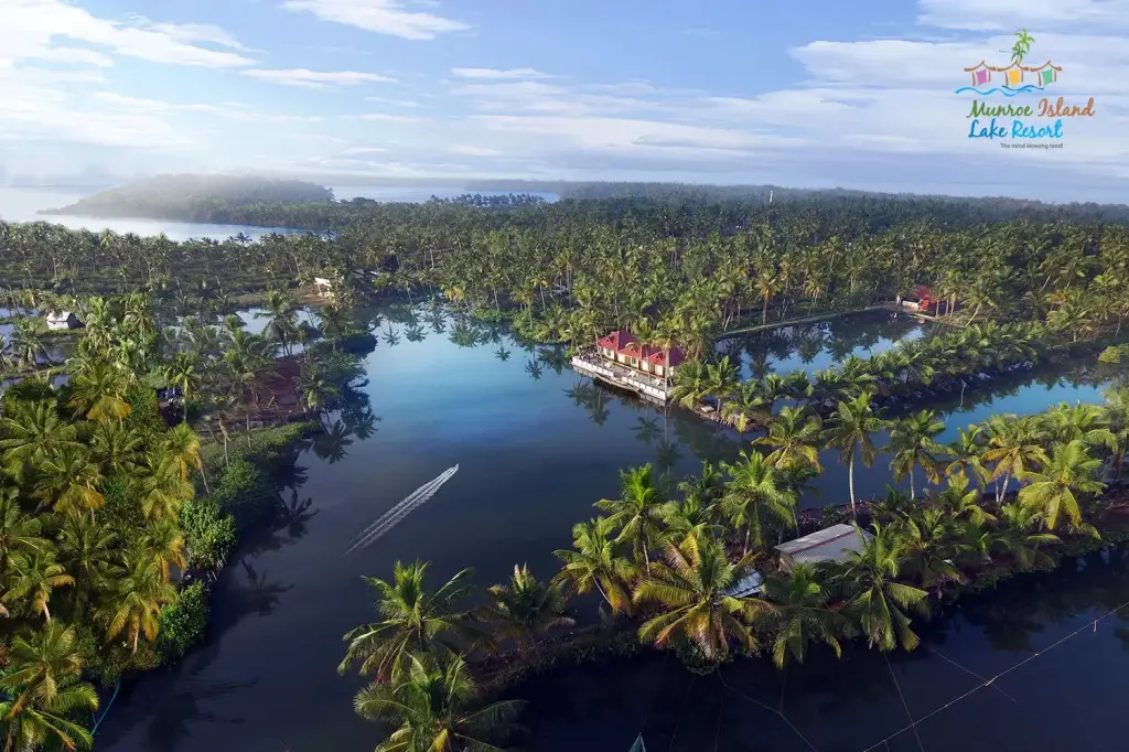 Паравур: Munroe Island Lake Resorts