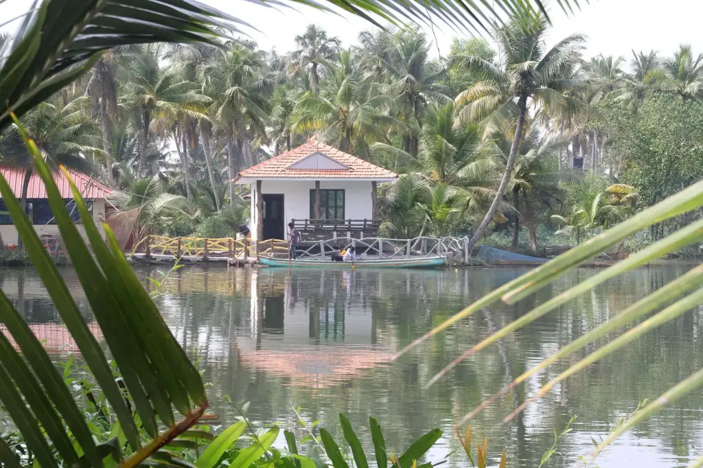 Паравур: Munroe Island Lake Resorts