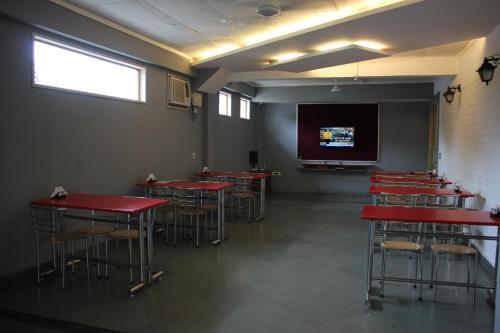 Гуруграм: FabHotel Huda Sushant Lok