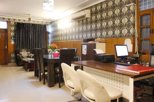 Нью-Дели: Hotel Delhi Marine Club C6