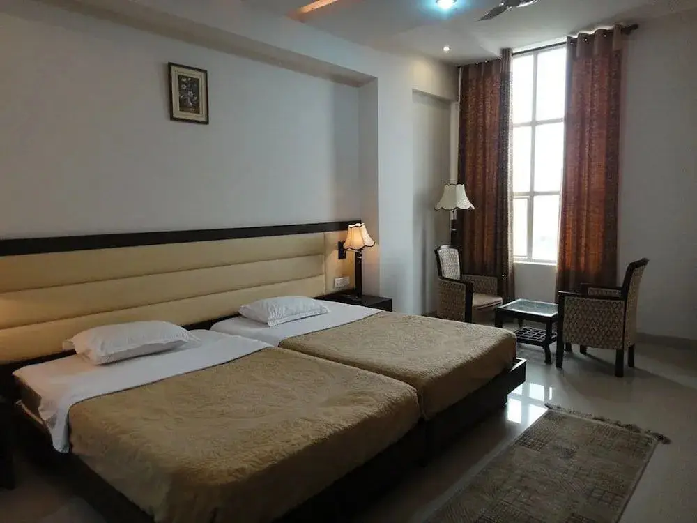 Бадди: Orange Resort