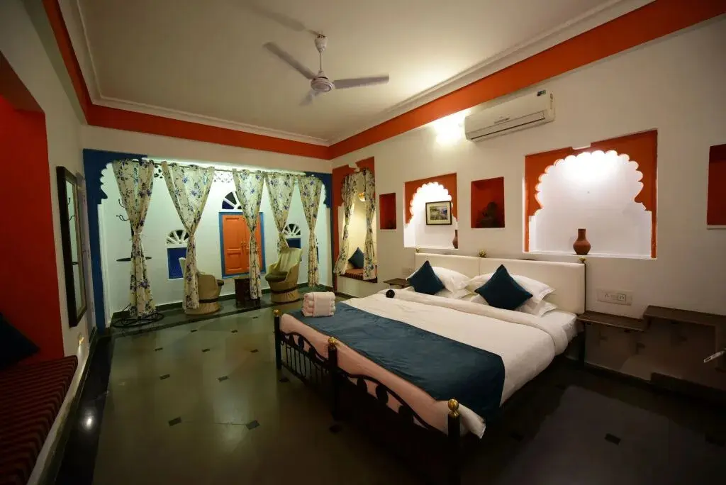 Удаипур: Udai Niwas on Lake Pichola