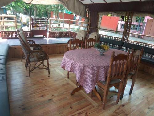 Кумараком: Nest riverland houseboat