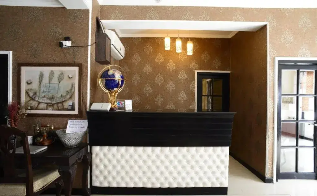 Шринагар: The Resident Hotel