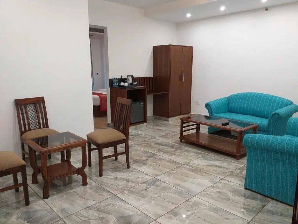 Наваншахр: Grand Hotel Nawanshahr
