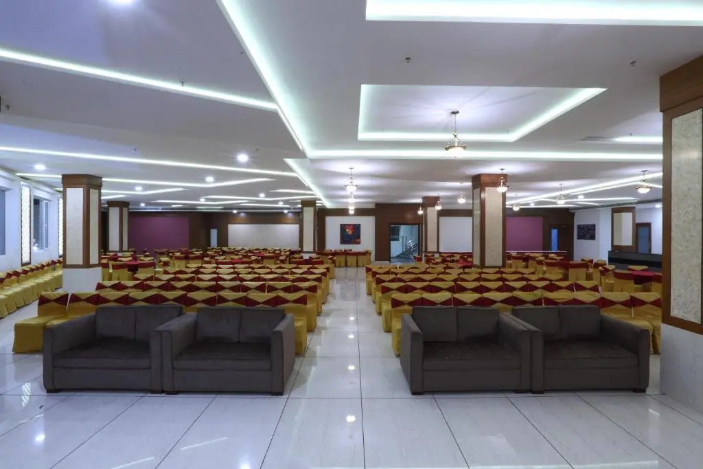 Наваншахр: Grand Hotel Nawanshahr