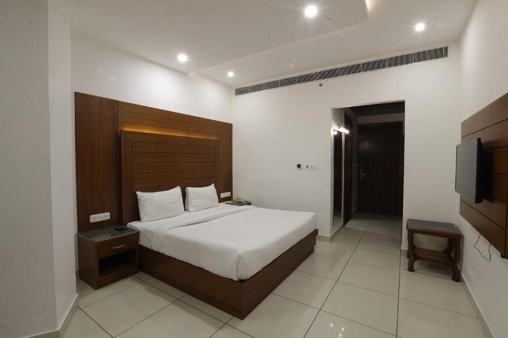 Наваншахр: Grand Hotel Nawanshahr
